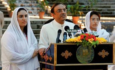 الرئيس الباكستاني المنتخب يتحدث إلى نواب حزبه ومناصريه في حفل عشاء بالمناسبة وإلى جواره ابنتاه باختوار (يسار) وآصفة (يمين) في إسلام أباد أمس