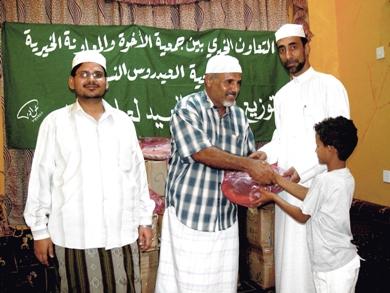 من اليمين : السيد علي محمد السري ود.أحمد سالم الضريبي ورمسيس أحمد علي أثناء تسليمهم كسوة العيد