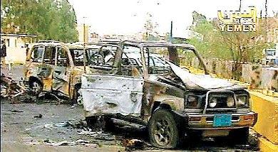 بعض السيارت المحترقة في الحادث خارج السفارة