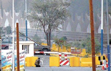 صورة بثتها (سبأ) أمس تظهر جنديا متمركزا بينما الدخان يتصاعد من المنطقة المحيطة بالسفارة الأمريكية أمس