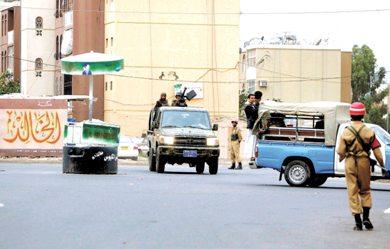قوات من الأمن ترابط في الشارع المجاور للسفارة الأمريكية بعد الحادث أمس