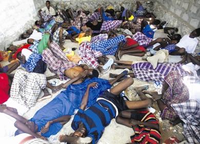 نازحون صوماليون ينامون في كوخ أمس بعد انقلاب القارب الذي أقل 120 منهم 5 نساء وطفل غرقوا و18 في عداد المفقودين في ساحل منطقة ردا بحصن بلعيد شرق مدينة أحور