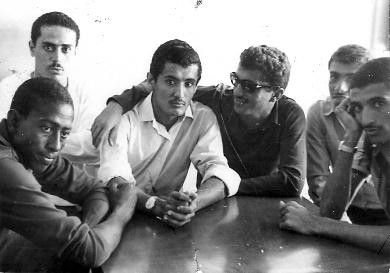 لقطة تجمع من اليمين: علي حقاني، محمد عمر، غازي عبده اسماعيل والحارس لوسي في حضرموت عام 1961