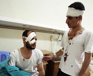 اثنان من الجرحى المدنيين السوريين في المستشفى أمس