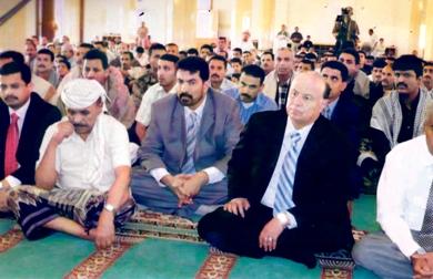نائب الرئيس في مسجد حقات يستمع لخطبتي العيد