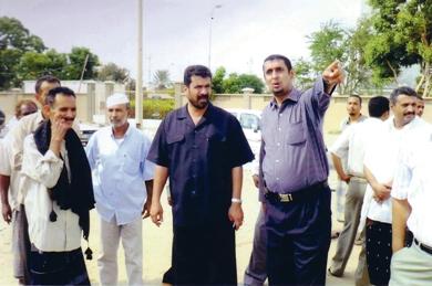 محافظ عدن أثناء نزوله إلى موقع الحديقة بمدينة الشعب أمس