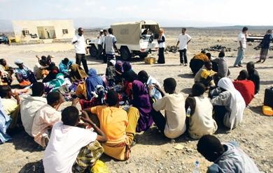 صورة من الأرشيف للعاملين بمنظمة أطباء بلا حدود يقدمون الإسعافات للنازحين من الصومال