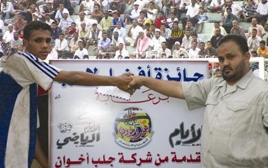 عبد الله عياش لاعب الهلال يتسلم جائزة أفضل لاعب