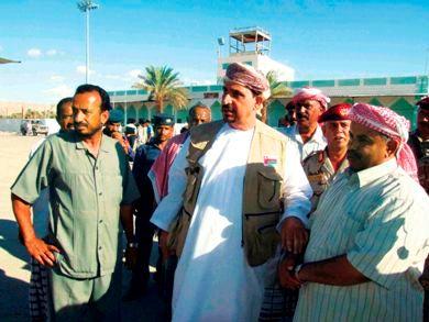 محافظ حضرموت وبجانبه رئيس هيئة الاغاثة العماني بمطار سيئون أمس