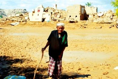 جمعان حميد هويدي 90 سنة يسير أمام اربعة منازل لاسرته انهارت في قرية مشطة بالوادي