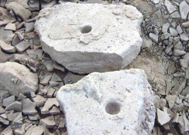أدوات حجرية منزلية لمستوطنة قديمة أظهرها السيل في بور