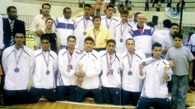 الثالث من اليمين جلوساً مع  منتخب الشباب في البطولة العربية التي أقيمت بحمص