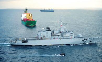 صورة من مروحية لفرقاطة فرنسية وهي تغادر ميناء جيبوتي لحماية السفن التجارية في خليج عدن