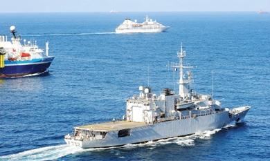 الفرقاطة الفرنسية ترافق سفينتين سياحية وتجارية  لحمايتهما من القراصنة في خليج عدن الاربعاء الماضي