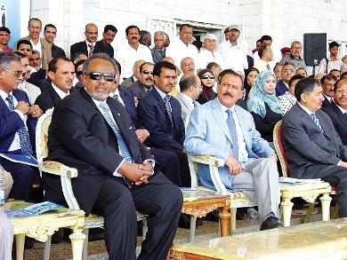 الرئيس علي عبدالله صالح مع ضيفه الرئيس الجيبوتي عمر جيله في المهرجان أمس