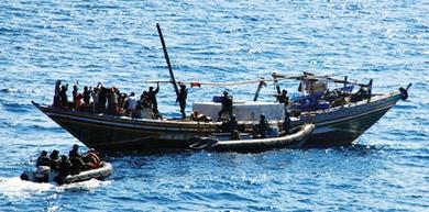 صورة وزعتها أمس البحرية الهندية أثناء هجوم قواتها الخاصة على القراصنة الصوماليين واليمنيين الذين يبدون رافعين أيديهم في خليج عدن