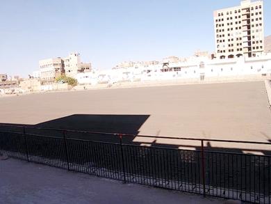 ملعب أهلي صنعاء ويبدو عليه مشروع تأهيل أرضيته