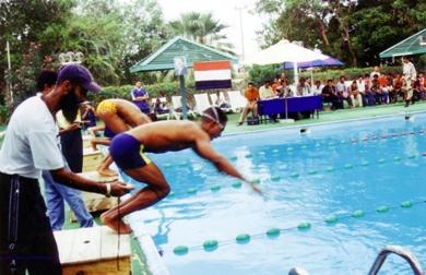اتحاد السباحة يضطر لإقامة بطولاته في حوض فندق عدن