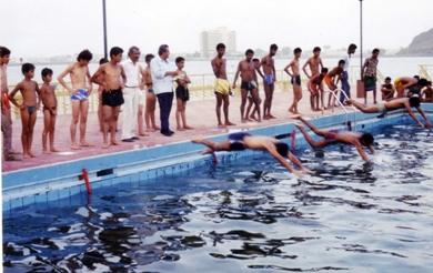 لقطة من بطولة سباحة أقيمت في حوض سباحة نادي ضباط الشرطة بعدن
