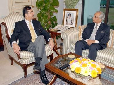 رئيس الوزراء الباكستاني يوسف رضا جيلاني مع السفير الهندي