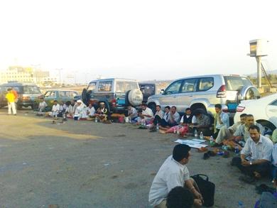 صورة من اعتصام المستثمرين في القطاع السياحي بعدن يفترشون الأرض أمس