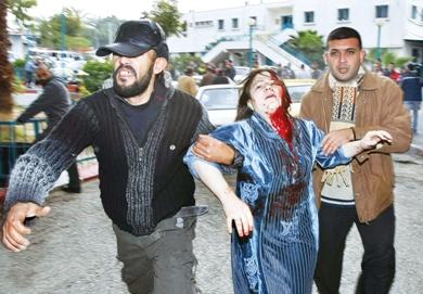 فلسطينيون يهرعون لنقل امرأة الى المستشفى بعد اصابتها جراء غارة جوية اسرائيلية على مدينة غزة أمس