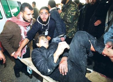شاب فلسطيني يسعف إلى المستشفى بعد إصابته في الغارة الإسرائيلية على غزة أمس