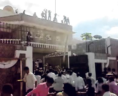 صورة التظاهرة الطلابية وعملية اقتحام مبنى القنصلية المصرية بعدن أمس