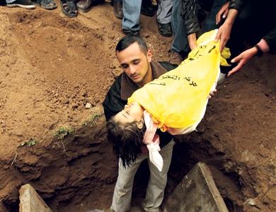 فلسطينيون يدفنون جثة الطفلة لاما حمدان ذات الأربع سنوات في مقبرة بيت حانون أمس