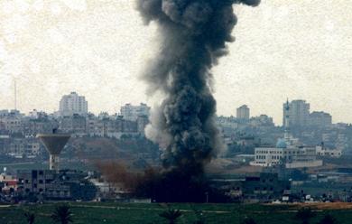 الدخان يتصاعد من أحد المواقع التي استهدفتها الغارات الإسرائيلية في شمال غزة أمس