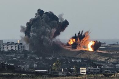 مشاهد من انفجارات القصف الإسرائيلي على ضاحية بيت حانون شمال غزة أمس