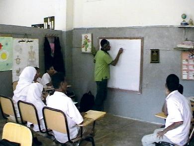 الأستاذ عرفات أثناء شرحه الدرس للطلاب