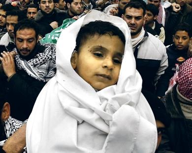 فلسطينيون يشيعون أمس جثمان أحد أطفال نزار ريان إلى مقبرة بيت لاهية شمال غزة