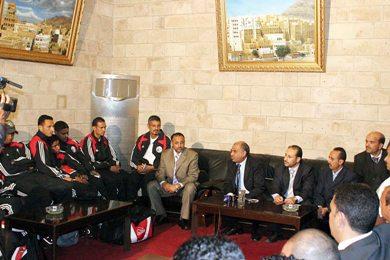 وزير الاعلام حسن اللوزي أثناء القاءه كلمته قبل المغادرة