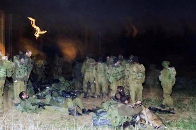 تجمع القوات الاسرائيلية قرب الحدود مع غزة قبل  التوغل في القطاع أمس