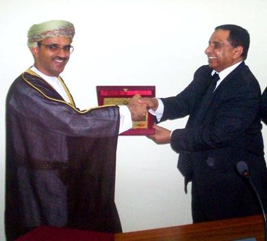 رئيس جامعة حضرموت يكرم وكيل وزارة التعليم العالي