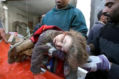 صورة لجثة طفلة فلسطينية عثر عليها بعد قصف إسرائيل منزلا بحي الزيتون بغزة أمس