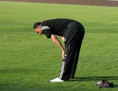 الكابتن عبدالله الثريا مدير المنتخب وحرص دائم على أداء الصلاه في أوقاتها حتى وإن كانت على العشب الأخضر في ملعب الشرطة الذي يحتضن تمارين ومباريات منتخبنا الوطني