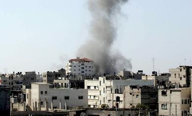 أعمدة الدخان تتصاعد بعد غارة إسرائيلية على رفح قرب الحدود المصرية أمس
