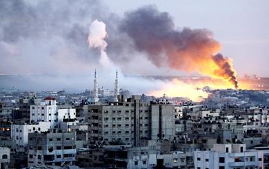 النيران وأعمدة الدخان ترتفع في سماء غزة أمس بعد قصف إسرائيلي