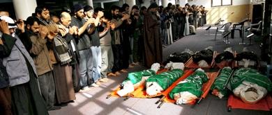 فلسطينيون يؤدون صلاة الجنازة على تسعة شهداء في غارة جوية إسرائيلية ببيت لاهيا شمال غزة أمس