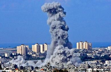 أعمدة الدخان تتصاعد بعد غارة جوية إسرائيلية كما بدت من المنطقة الحدودية بين غزة و إسرائيل أمس