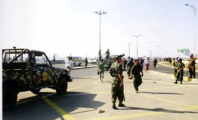 قوات الأمن أثناء تصديها للمتظاهرين على طريق الجسر البحري أمس