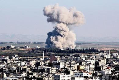 الدخان يتصاعد خلال القصف الإسرائيلي لغزة أمس
