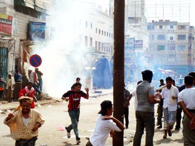 جانب من المتظاهرين في مهرجان التصالح والتسامح وإطلاق قنابل مسيلة للدموع لتفريقهم أمس