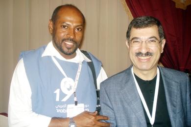 صورة تجمع الزميل مختار محمد حسن مع د. علاء صادق