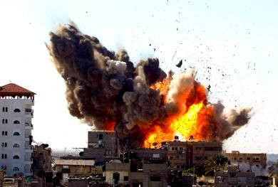 صورة لانفجار ضخم وعنيف بعد ضربة جوية إسرائيلية في رفح جنوب قطاع غزة أمس