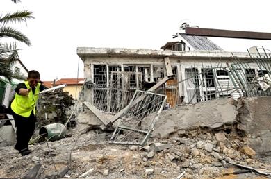 آثار الدمار الذي ألحقه صاروخ القسام على مدينة اشدود الساحلية بجنوب إسرائيل  أمس