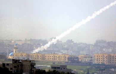 خط من الدخان بعد اطلاق صاروخ القسام من قطاع غزة الى جنوب اسرائيل أمس