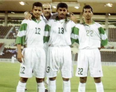الصقر منيف شايف الأول من اليمين مع الفريق الوطني في سلطنة عمان